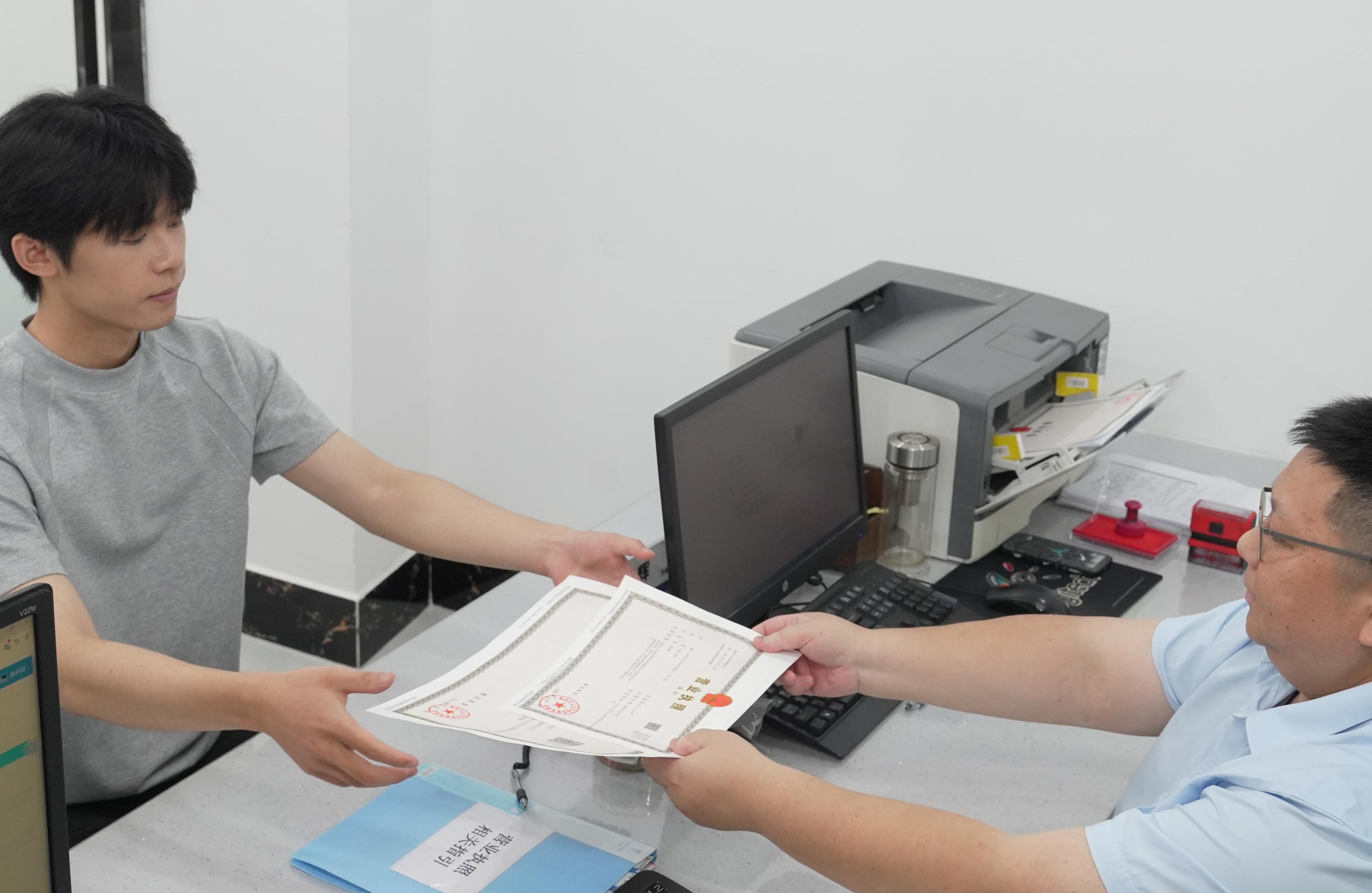 Guangzhou emite su primera licencia comercial utilizando un asistente de IA