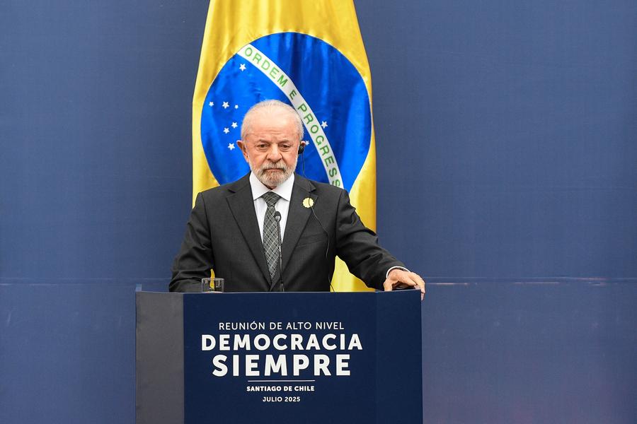 El presidente brasileño, Luiz Inácio Lula da Silva, participa durante una declaración conjunta ante los medios de comunicación después de la Reunión de Alto Nivel "Democracia Siempre", en el Palacio de La Moneda, en Santiago, capital de Chile, el 21 de julio de 2025. (Xinhua/Jorge Villegas) 