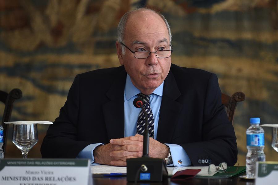 El ministro de Relaciones Exteriores brasileño, Mauro Vieira, habla durante una reunión en el Palacio de Itamaraty, en Brasilia, capital de Brasil, el 3 de octubre de 2024. (Xinhua/Lucio Tavora)