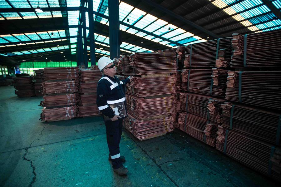 Imagen del 24 de abril de 2017 de un empleado laborando en las instalaciones de la Fundición de Cobre de la División Ventanas de la Corporación Nacional del Cobre (CODELCO) de Chile, en el pueblo de Las Ventanas, región de Valparaíso, Chile. (Xinhua/Jorge Villegas)