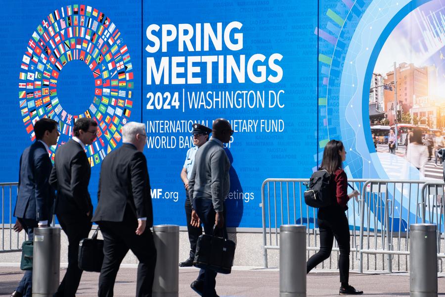Peatones caminan frente a la sede del Fondo Monetario Internacional (FMI), en Washington, D.C., Estados Unidos, el 16 de abril de 2024. (Xinhua/Liu Jie) 