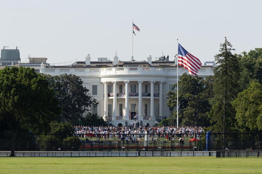 Imagen del 4 de julio de 2025 del presidente estadounidense, Donald Trump, hablando desde el balcón de la Casa Blanca, en Washington, D.C., Estados Unidos. (Xinhua/Hu Yousong) 