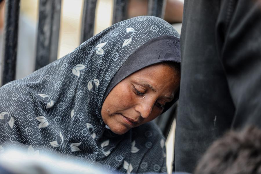 Imagen del 31 de julio de 2025 de una palestina lamentándose por las víctimas asesinadas en un ataque aéreo israelí, en el interior del hospital Al-Shifa, en el centro de la Ciudad de Gaza. (Xinhua/Rizek Abdeljawad)