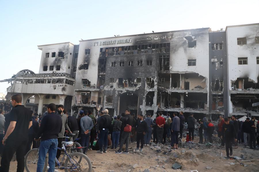 Personas se reúnen en el hospital Al Shifa en Gaza el 1 de abril de 2024. (Xinhua/Abdul Rahman Salama)