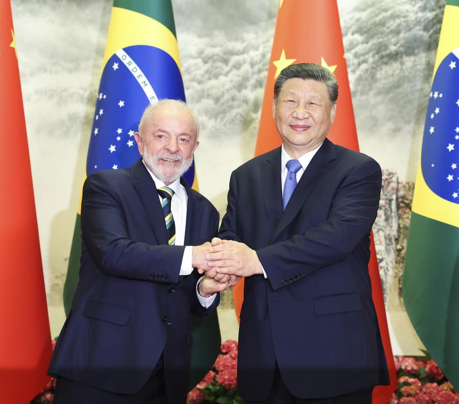 El presidente chino, Xi Jinping, mantiene conversaciones con su homólogo brasileño, Luiz Inácio Lula da Silva, quien se encuentra en China realizando una visita de Estado en el Gran Palacio del Pueblo, en Beijing, capital de China, el 13 de mayo de 2025. (Xinhua/Huang Jingwen)  