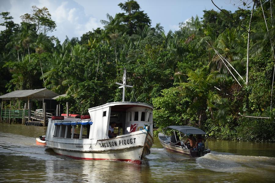 Residentes navegan en el arroyo Combu, en Belém, estado de Pará, Brasil, el 8 de agosto de 2023. (Xinhua/Lucio Tavora)