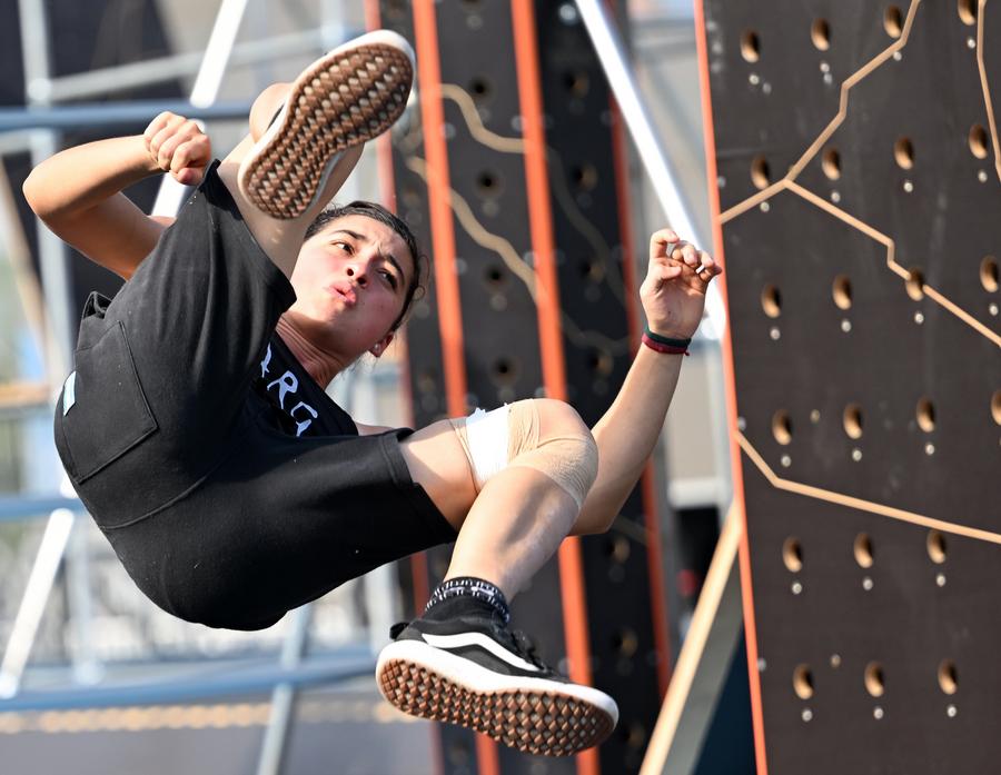 La atleta argentina Sara Banchoff Tzancoff compite durante la final de parkour estilo libre femenino en los Juegos Mundiales 2025, en la ciudad suroccidental china de Chengdu, el 13 de agosto de 2025. (Xinhua/Li Jianan)