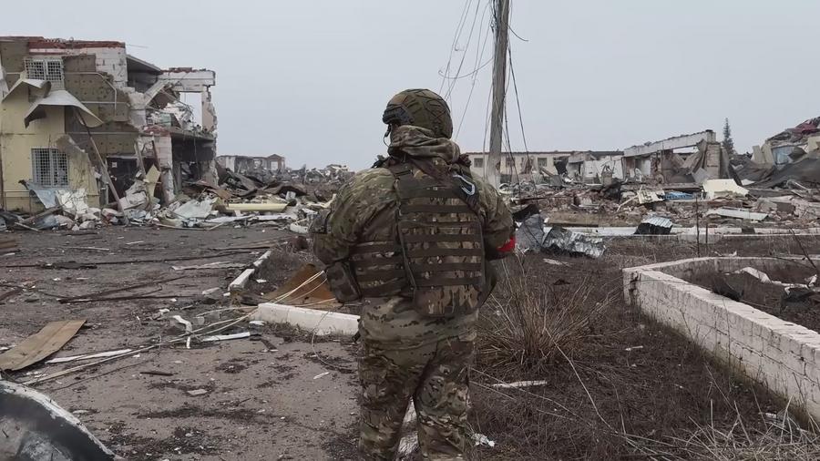 Captura de pantalla de un video publicada por el Ministerio de Defensa ruso el 13 de marzo de 2025 de un soldado ruso en un asentamiento, en la región de Kursk, Rusia. (Xinhua/Ministerio de Defensa ruso)
