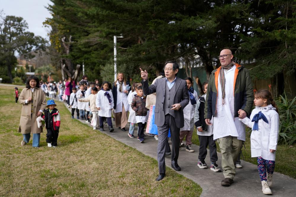El embajador chino en Uruguay, Huang Yazhong (3-d-frente), recibe en su residencia a los alumnos de la escuela "República Popular China" durante un evento con motivo del Día de la Niñez, en Montevideo, capital de Uruguay, el 15 de agosto de 2025. Alumnos de la escuela "República Popular China", ubicada en Montevideo, fueron recibidos el viernes en la residencia del embajador chino en Uruguay, Huang Yazhong, en una jornada de agasajo por el Día de la Niñez, que se celebrará en el país sudamericano el próximo domingo. (Xinhua/Nicolás Celaya)
