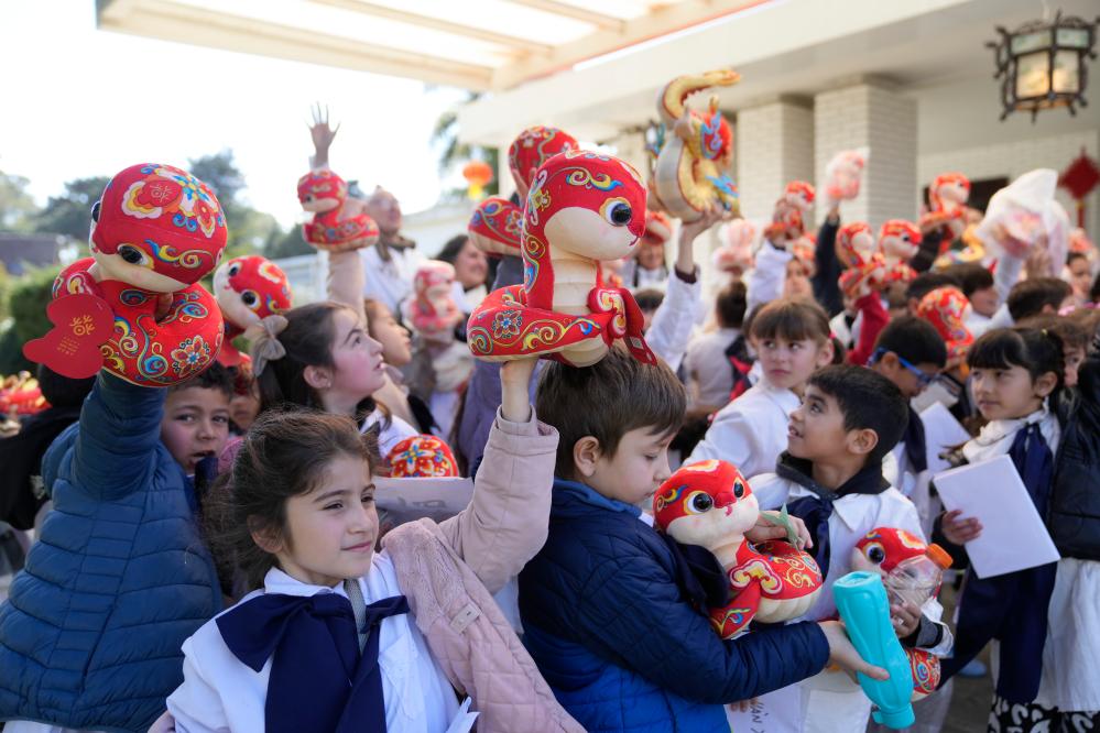 Alumnos de la escuela "República Popular China" muestran regalos recibidos durante un evento con motivo del Día de la Niñez, en la residencia del embajador chino en Uruguay, en Montevideo, capital de Uruguay, el 15 de agosto de 2025. Alumnos de la escuela "República Popular China", ubicada en Montevideo, fueron recibidos el viernes en la residencia del embajador chino en Uruguay, Huang Yazhong, en una jornada de agasajo por el Día de la Niñez, que se celebrará en el país sudamericano el próximo domingo. (Xinhua/Nicolás Celaya)
