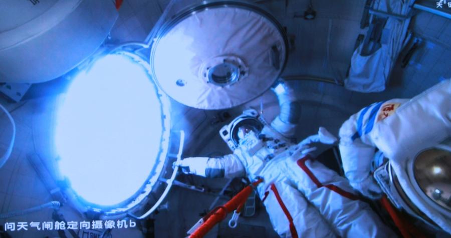 Imagen de pantalla capturada en el Centro de Control Aeroespacial de Beijing el 26 de junio de 2025 de los astronautas del Shenzhou-20, Chen Dong (d) y Chen Zhongrui, cerrando la escotilla de la cabina de la esclusa de aire del módulo de laboratorio Wentian de la estación espacial. (Xinhua/Zhou Keyi) 