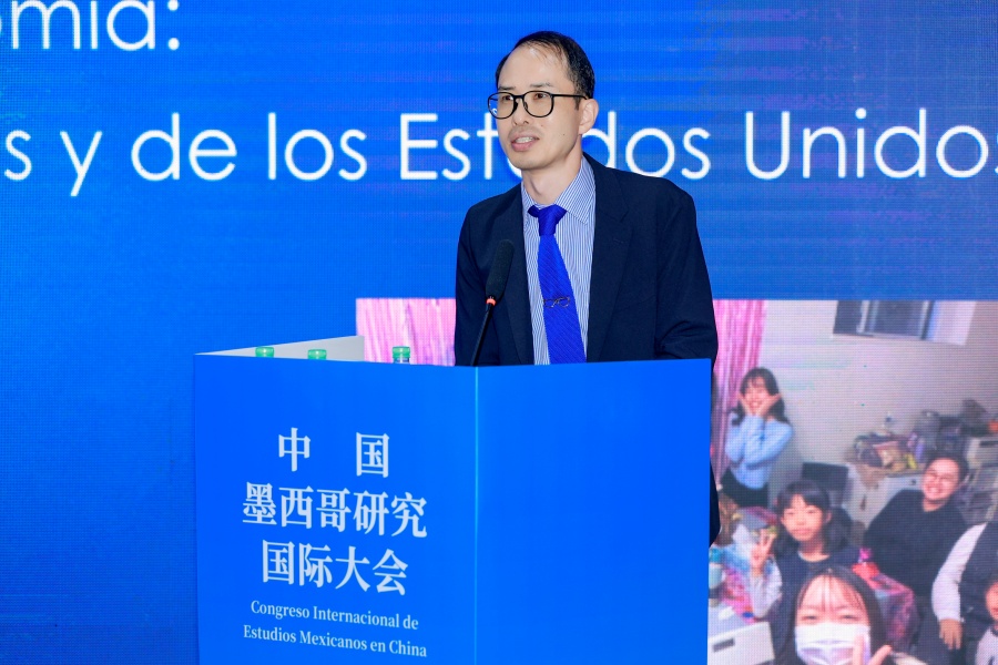 Figura 9: El profesor Yoshino Tatsuya presentando su ponencia magistral en el congreso(Foto proporcionada por el Congreso Internacional de Estudios sobre México en China)