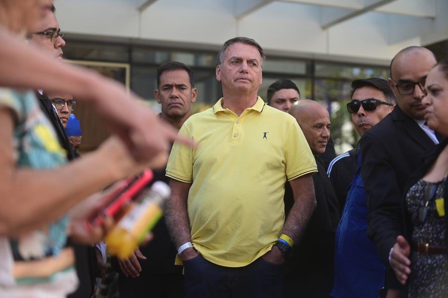El expresidente brasileño, Jair Bolsonaro (c), sale del hospital, en Brasilia, Brasil, el 16 de agosto de 2025. (Xinhua/Lucio Tavora)