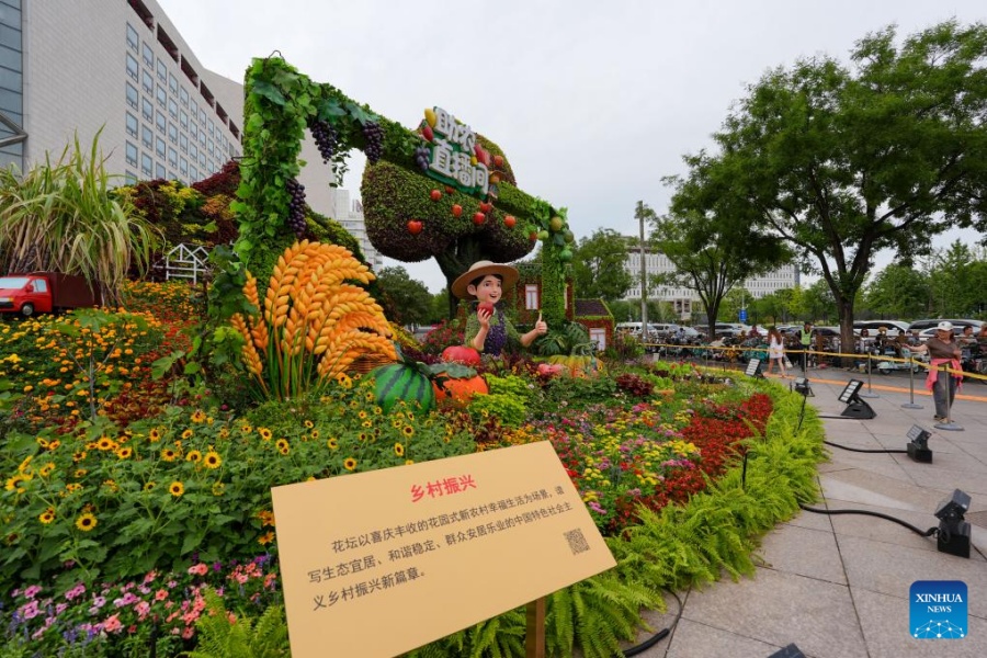 Arreglos florales adornan Beijing antes de desfile por Día de la Victoria