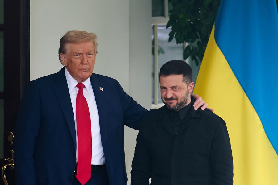 El presidente estadounidense, Donald Trump (i), recibe a su homólogo ucraniano, Volodymyr Zelensky, en la Casa Blanca, en Washington D. C., Estados Unidos, el 18 de agosto de 2025. (Xinhua/Hu Yousong)