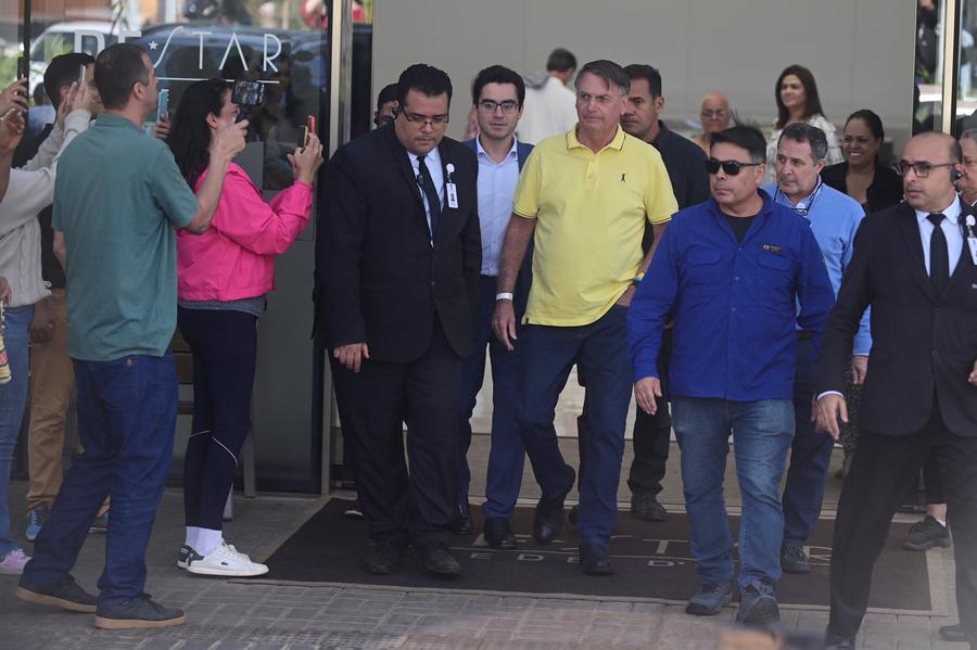 El expresidente brasileño Jair Bolsonaro (3-d-frente) sale del hospital, en Brasilia, capital de Brasil, el 16 de agosto de 2025. (Xinhua/Lucio Tavora) 