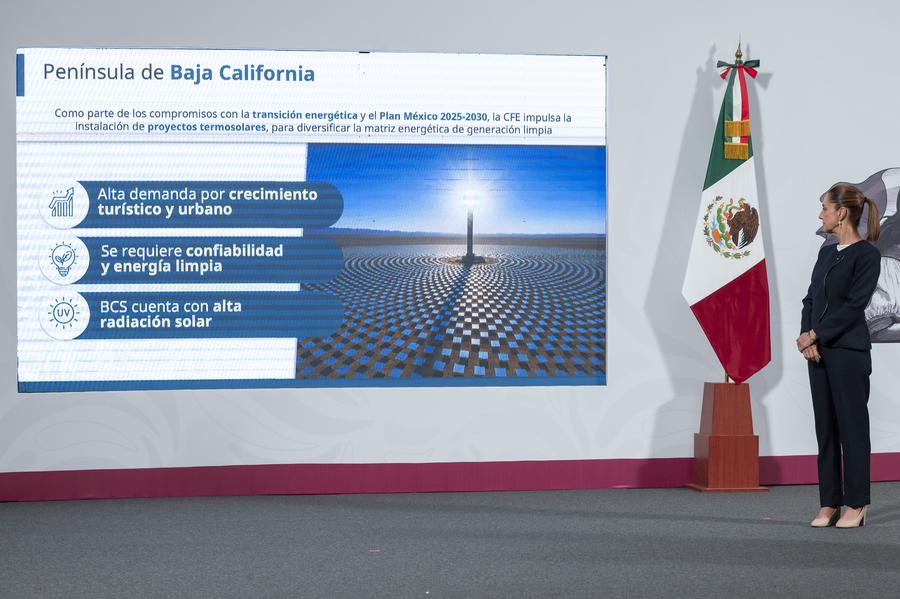 Imagen proveída por la Presidencia de México de la presidenta mexicana, Claudia Sheinbaum, participando durante su conferencia de prensa matutina, en Palacio Nacional, en la Ciudad de México, capital de México, el 26 de agosto de 2025. (Xinhua/Presidencia de México)