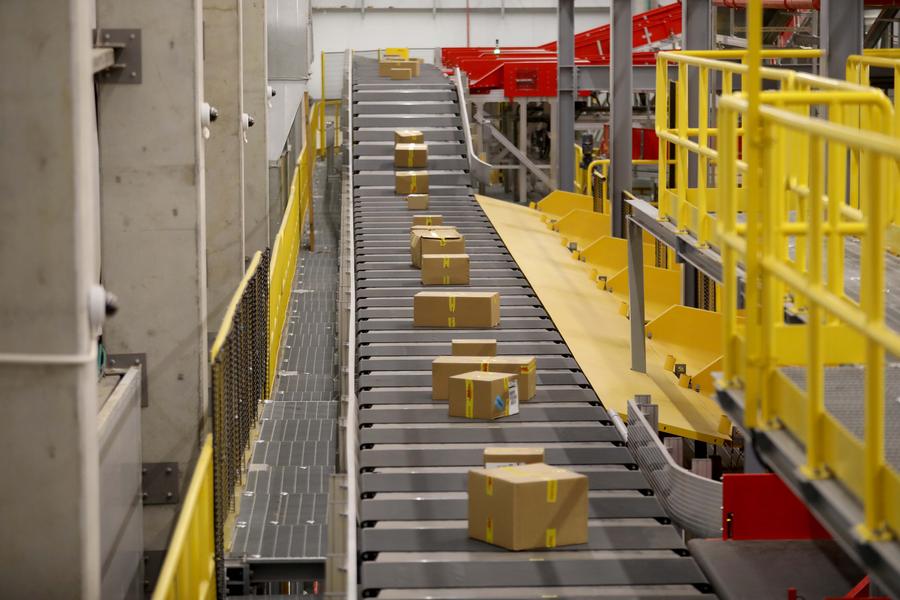 Imagen del 11 de enero de 2022 del nuevo centro de distribución robótica de la empresa de logística DHL cerca de la ciudad de Tel Aviv, en el centro de Israel. (Xinhua/Gil Cohen Magen)