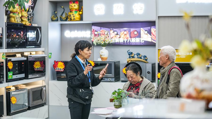Una vendedora presenta productos a clientes de la tercera edad en una tienda de electrodomésticos de Guiyang, capital de la provincia suroccidental china de Guizhou, el 11 de octubre de 2024. (Xinhua/Tao Liang)