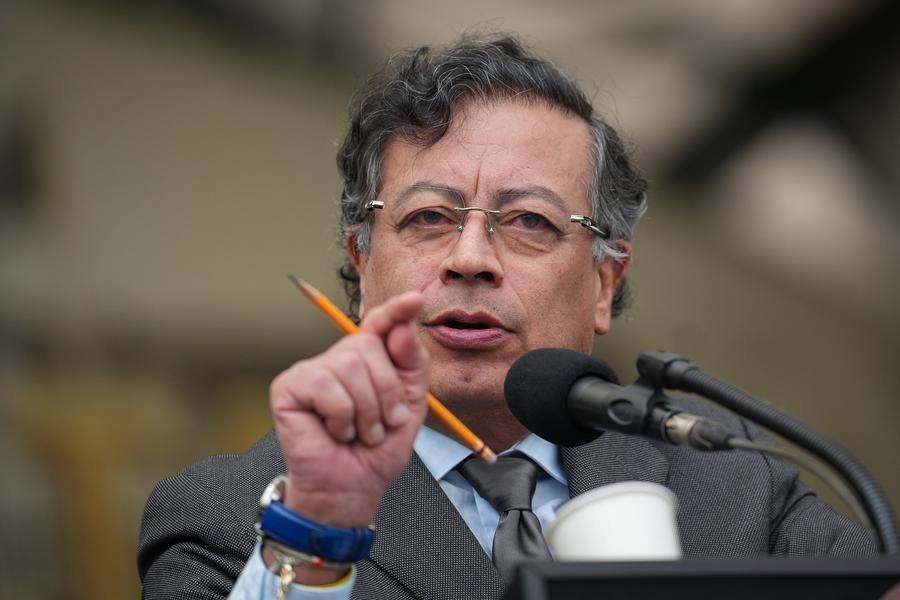 El presidente colombiano, Gustavo Petro, pronuncia un discurso durante la ceremonia militar de reconocimiento de tropas, en la que tomó juramento del cargo al nuevo ministro de Defensa colombiano, Pedro Sánchez Suárez, en la Escuela Militar José María Córdova, en Bogotá, Colombia, el 11 de marzo de 2025. (Xinhua/Andrés Moreno) 