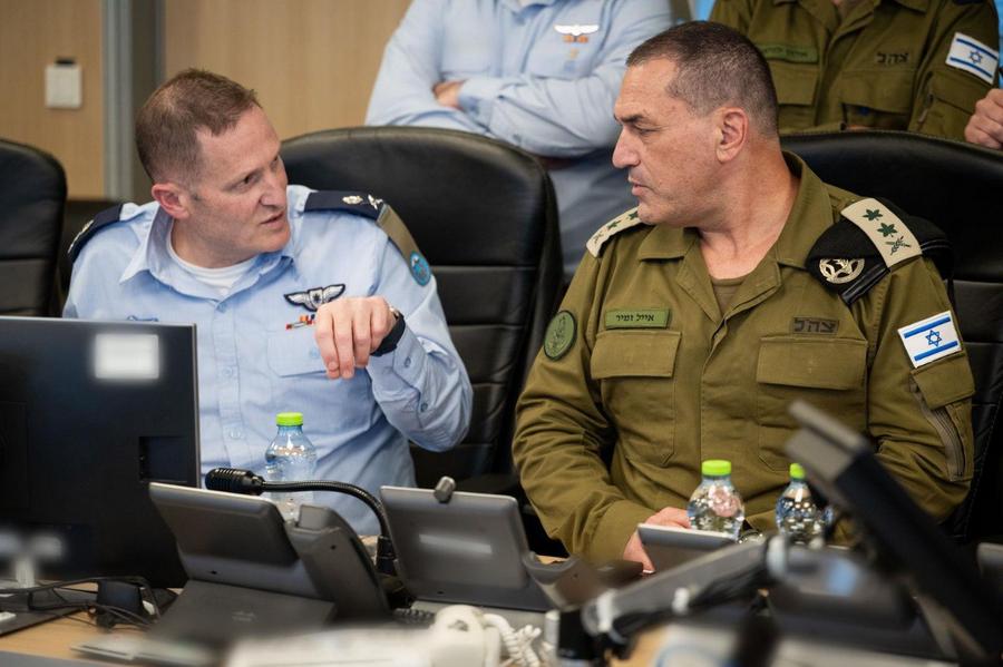 Imagen emitida por las Fuerzas de Defensa de Israel (FDI) el 13 de junio de 2025 del jefe del ejército israelí, Eyal Zamir (d), supervisando los ataques de las FDI en la sala de situación de la Fuerza Aérea de Israel, en Israel. (Xinhua/FDI)