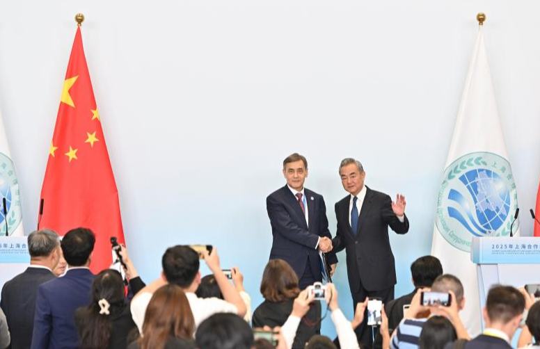Canciller chino destaca resultados fructíferos de Cumbre de OCS en Tianjin
