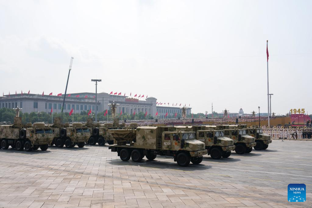 Formación de fuerza de apoyo informático desfila por la Plaza Tian'anmen