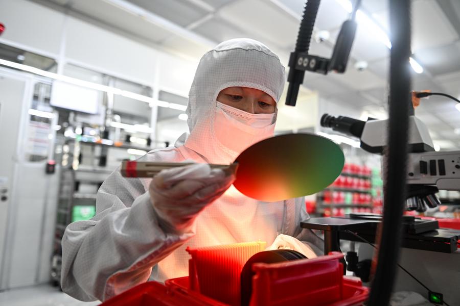 Una especialista trabaja en una empresa de nanotecnología en el Parque Industrial de Suzhou, en la provincia de Jiangsu, en el este de China, el 12 de noviembre de 2024. (Xinhua/Ji Chunpeng)