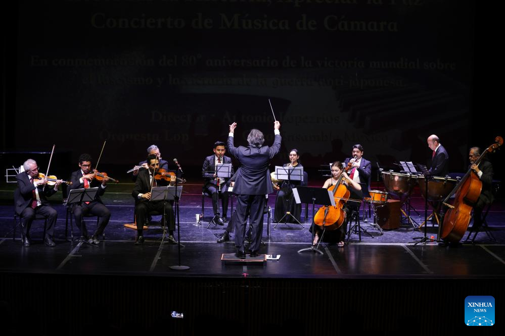 Imagen del 4 de septiembre de 2025 de integrantes de la Orquesta López Ríos y el Coro Ensamble México realizando una presentación durante el magno concierto "Recordar la historia, apreciar la paz" en el marco de la conmemoración del 80º aniversario de la victoria en la Guerra de Resistencia del Pueblo Chino contra la Agresión Japonesa y la Guerra Mundial Antifascista, en el Teatro Javier Barros Sierra, en el Centro Cultural Acatlán de la Universidad Nacional Autónoma de México (UNAM), en Naucalpan, México. (Xinhua/Francisco Cañedo)