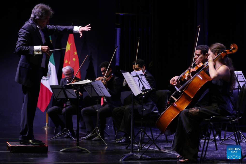 Imagen del 4 de septiembre de 2025 de integrantes de la Orquesta López Ríos y el Coro Ensamble México realizando una presentación durante el magno concierto "Recordar la historia, apreciar la paz" en el marco de la conmemoración del 80º aniversario de la victoria en la Guerra de Resistencia del Pueblo Chino contra la Agresión Japonesa y la Guerra Mundial Antifascista, en el Teatro Javier Barros Sierra, en el Centro Cultural Acatlán de la Universidad Nacional Autónoma de México (UNAM), en Naucalpan, México. (Xinhua/Francisco Cañedo)