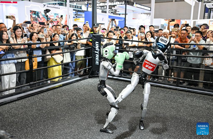 Robots compiten durante un juego de boxeo en la Exposición Mundial de la Industria Inteligente 2025, en Chongqing, en el suroeste de China, el 5 de septiembre de 2025. La Exposición Mundial de la Industria Inteligente 2025 comenzó el viernes en la municipalidad de Chongqing, reuniendo a más de 600 empresas nacionales e internacionales para mostrar innovaciones en varios sectores, incluida la conducción autónoma, los hogares inteligentes y la economía de baja altitud. (Xinhua/Wang Quanchao)