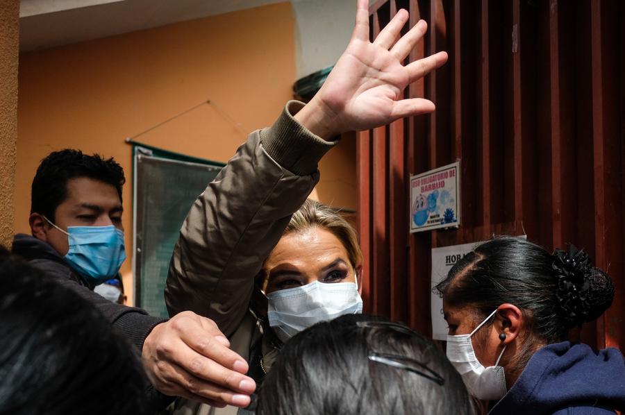 Imagen de archivo cedida por el Colectivo Prismo de la expresidenta interina de Bolivia, Jeanine Añez (c-atrás), reaccionando mientras ingresa al Centro de Orientación Femenina de Obrajes, en La Paz, Bolivia. (Xinhua/Carlos Sánchez/Colectivo Prismo)