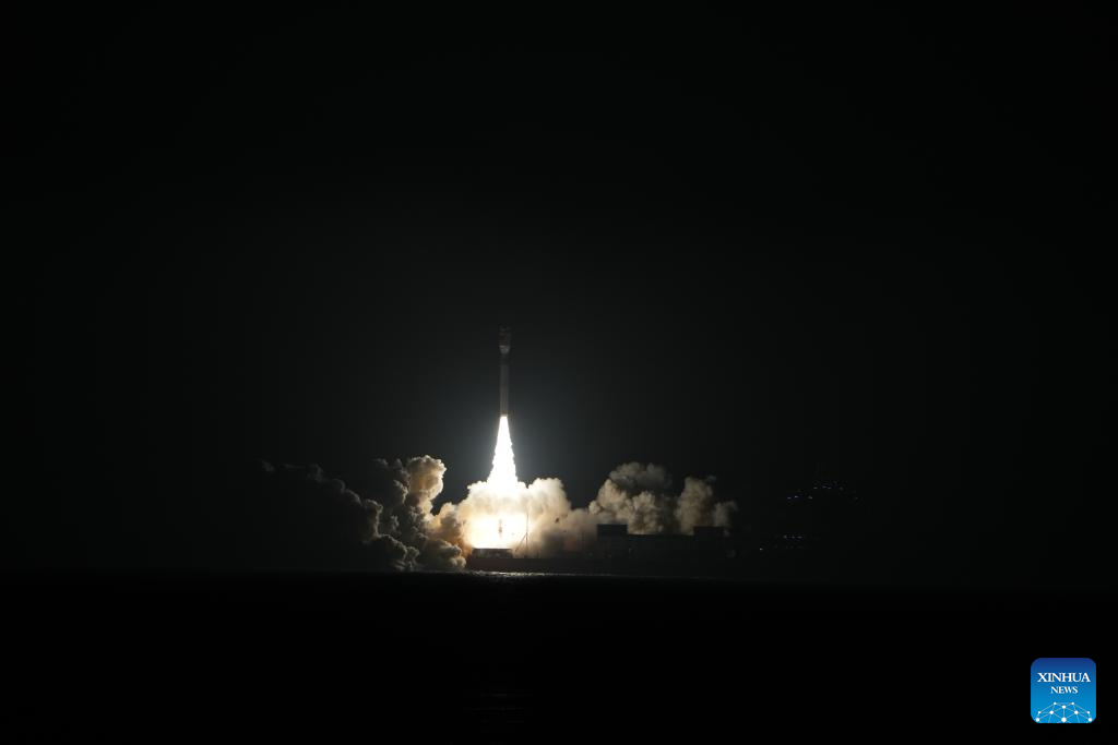 China lanza nuevos satélites desde el mar