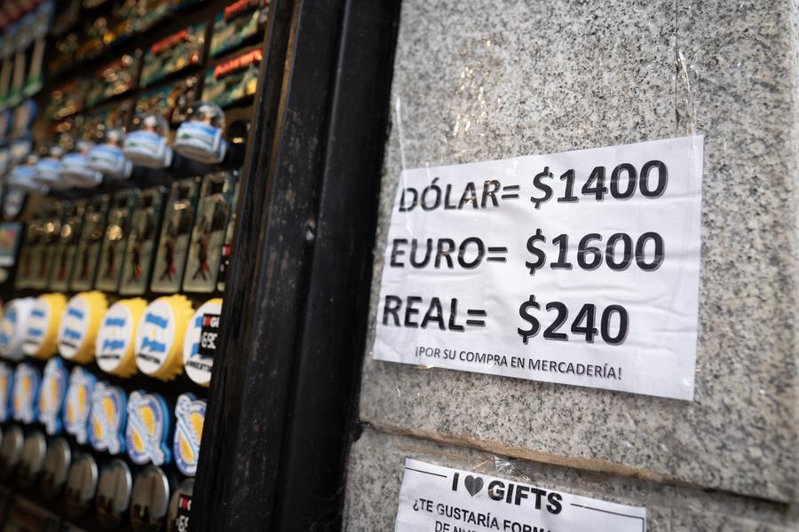 Un letrero indica la cotización del dólar paralelo en un comercio, en la ciudad de Buenos Aires, capital de Argentina, el 8 de septiembre de 2025. (Xinhua/Martín Zabala)