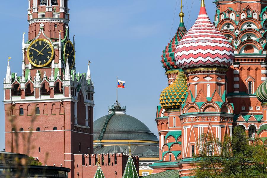 La foto, tomada el 21 de abril de 2025, muestra el Kremlin y la Catedral de San Basilio en Moscú, Rusia. (Xinhua/Cao Yang)