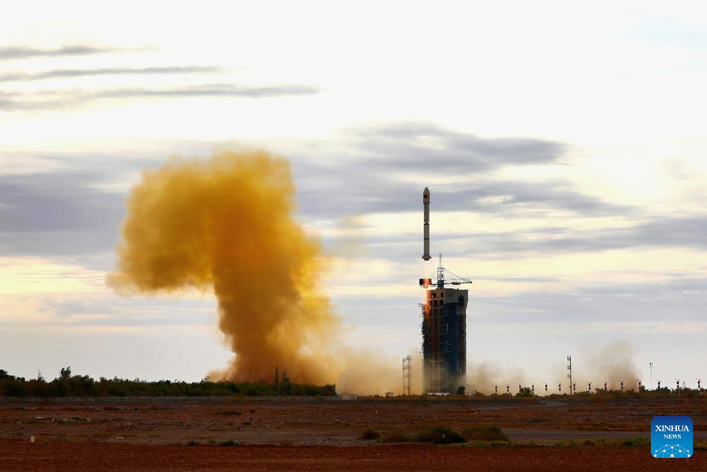 China lanza con éxito satélite de prueba para tecnología de internet satelital