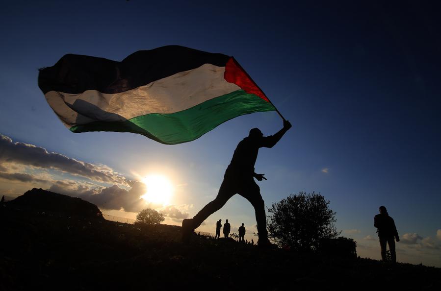 Imagen de archivo de una persona sosteniendo una bandera nacional palestina en el este de la ciudad de Khan Younis, en el sur de la Franja de Gaza. (Xinhua/Khaled Omar)