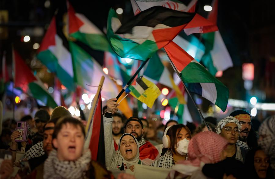 Imagen del 7 de octubre de 2024 de personas reuniéndose en una manifestación para apoyar a los palestinos, en Vancouver, Columbia Británica, Canadá. (Xinhua/Liang Sen)