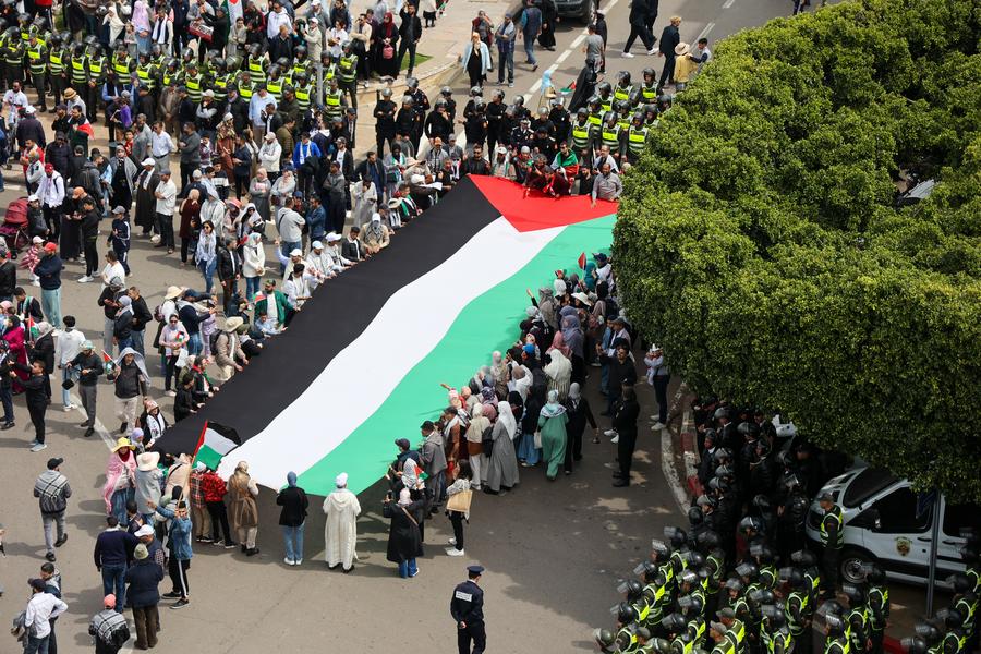 Imagen del 6 de abril de 2025 de una bandera de Palestina desplegada en una manifestación en apoyo a los palestinos, en Rabat, Marruecos. (Xinhua/Huo Jing)