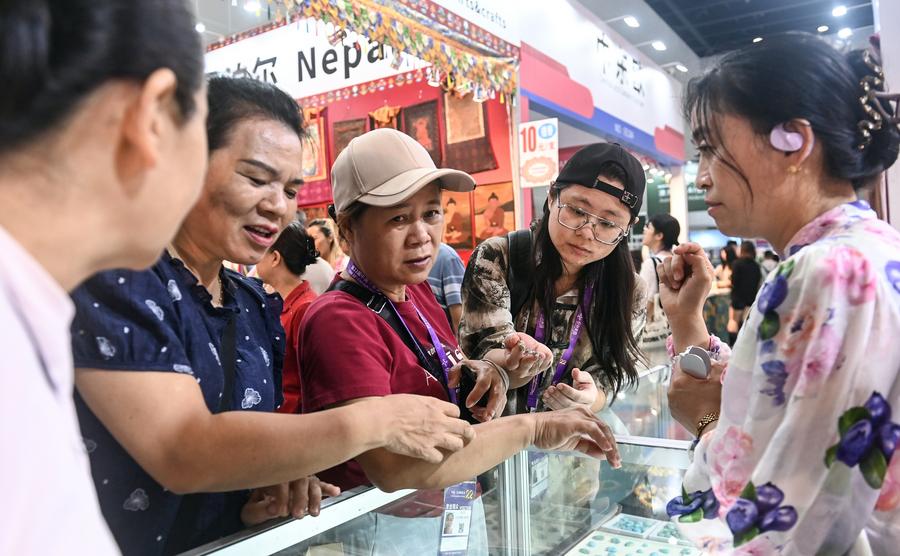 Visitantes seleccionan accesorios durante la 22ª Exposición China-ASEAN, en Nanning, en la región autónoma de la etnia zhuang de Guangxi, en el sur de China, el 20 de septiembre de 2025. (Xinhua/Lu Boan)
