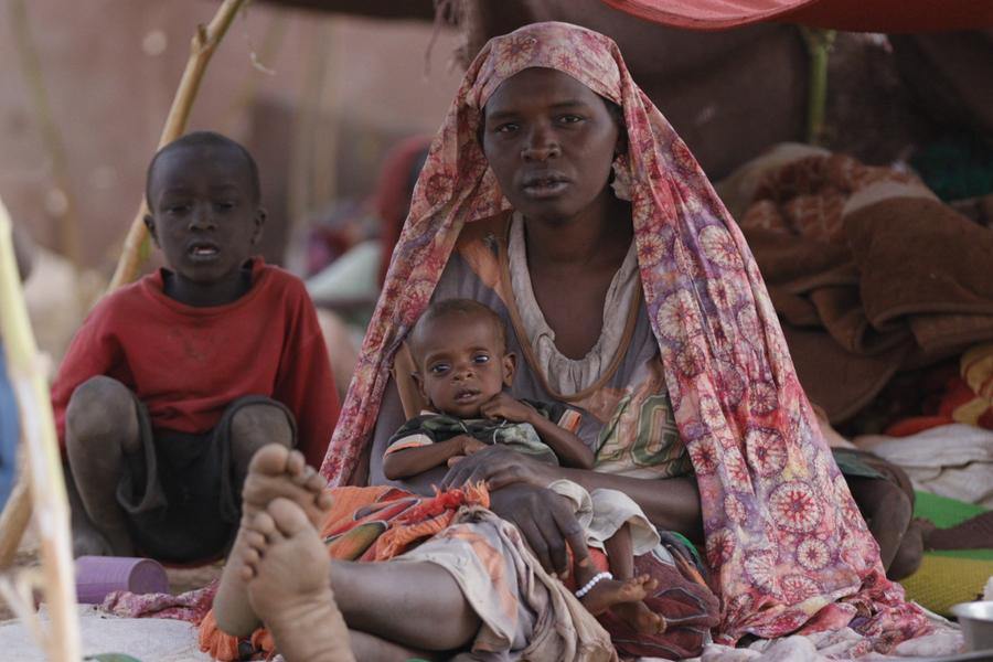Imagen del 9 de julio de 2025 de una mujer sosteniendo a un niño en un campamento de desplazados, en El Fasher, en la región de Darfur del Norte, Sudán. (Xinhua/UNICEF)