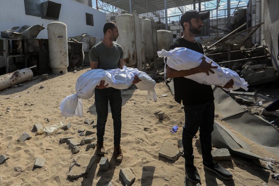 Imagen del 16 de septiembre de 2025 de palestinos cargando los cuerpos de unas víctimas después de los ataques israelíes en el Hospital Al-Shifa, en la Ciudad de Gaza. (Xinhua/Rizek Abdeljawad)