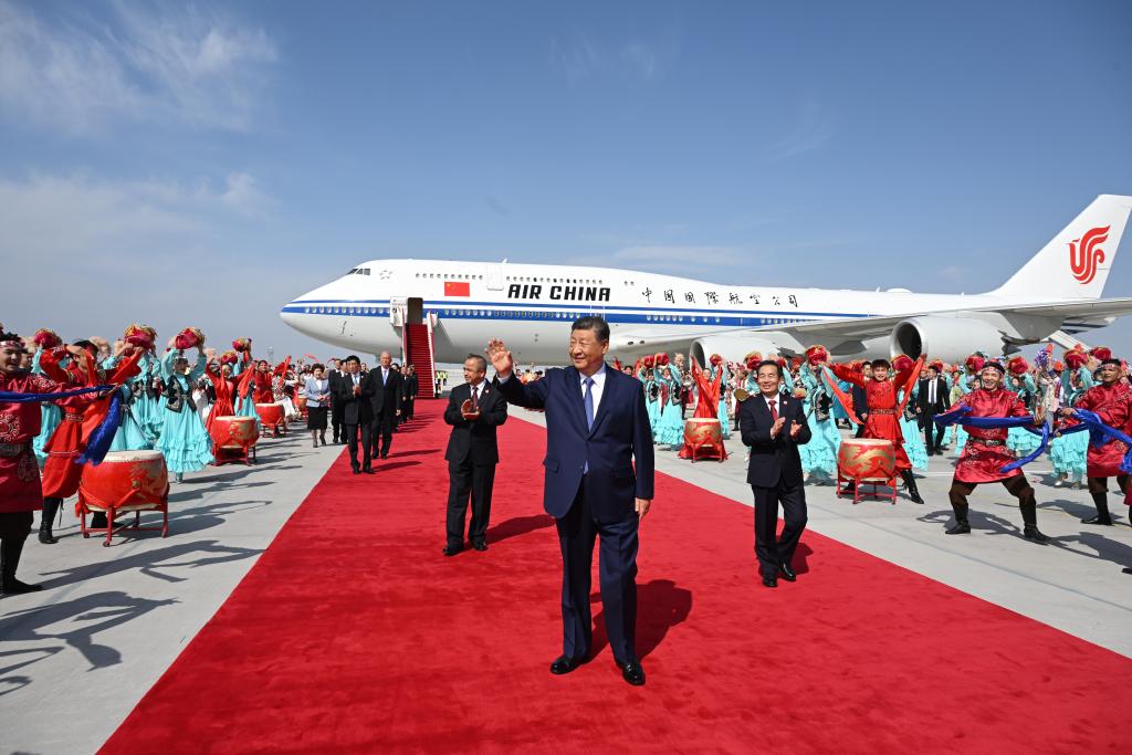 El presidente chino, Xi Jinping, también secretario general del Comité Central del Partido Comunista de China y presidente de la Comisión Militar Central, saluda a una multitud que le aclama a su llegada a Urumqi, en la región autónoma uygur de Xinjiang, en el noroeste de China, el 23 de septiembre de 2025. Xi, encabezando una delegación central, llegó el martes a Urumqi, capital de la región autónoma uygur de Xinjiang, para asistir a las actividades conmemorativas por el 70º aniversario de la fundación de la región. (Xinhua/Xie Huanchi)