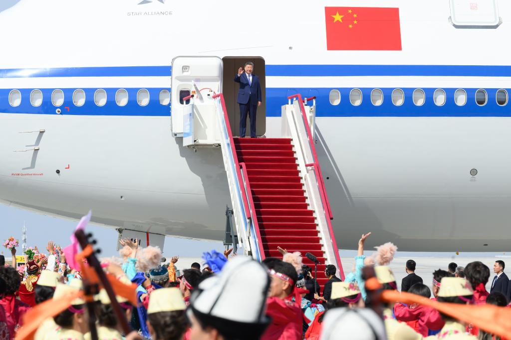 El presidente chino, Xi Jinping, también secretario general del Comité Central del Partido Comunista de China y presidente de la Comisión Militar Central, desembarca y saluda a una multitud que le aclama a su llegada a Urumqi, en la región autónoma uygur de Xinjiang, en el noroeste de China, el 23 de septiembre de 2025. Xi, encabezando una delegación central, llegó el martes a Urumqi, capital de la región autónoma uygur de Xinjiang, para asistir a las actividades conmemorativas por el 70º aniversario de la fundación de la región. (Xinhua/Yan Yan)