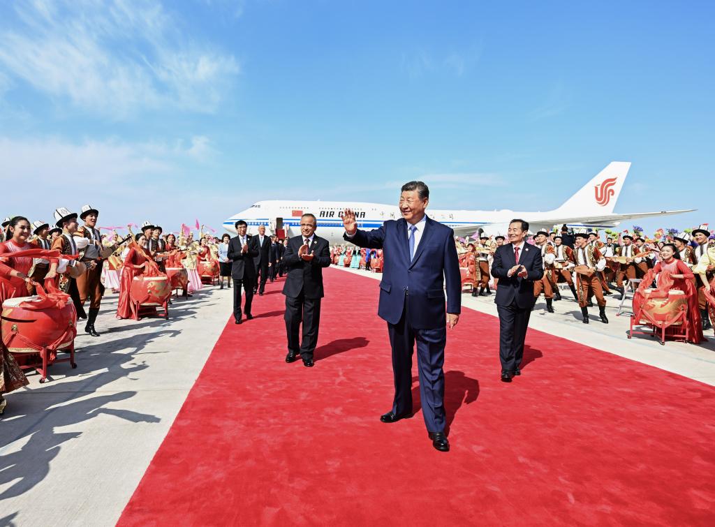 El presidente chino, Xi Jinping, también secretario general del Comité Central del Partido Comunista de China y presidente de la Comisión Militar Central, saluda a una multitud que le aclama a su llegada a Urumqi, en la región autónoma uygur de Xinjiang, en el noroeste de China, el 23 de septiembre de 2025. Xi, encabezando una delegación central, llegó el martes a Urumqi, capital de la región autónoma uygur de Xinjiang, para asistir a las actividades conmemorativas por el 70º aniversario de la fundación de la región. (Xinhua/Yan Yan)