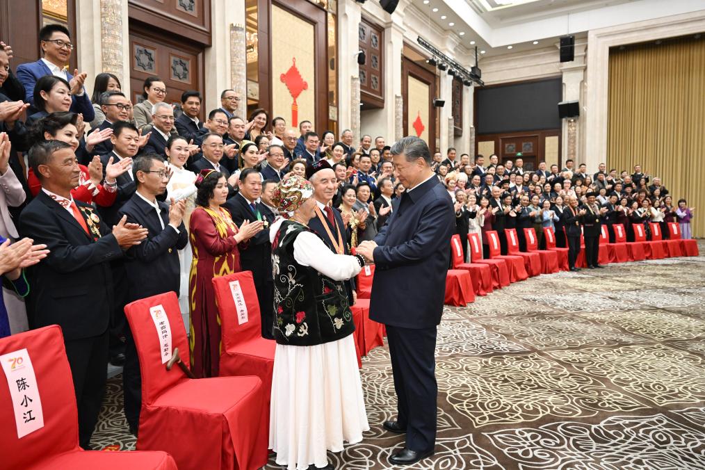 El presidente chino, Xi Jinping, también secretario general del Comité Central del Partido Comunista de China y presidente de la Comisión Militar Central, se reúne con representantes de todos los grupos étnicos y de todos los ámbitos de la vida en la región autónoma uygur de Xinjiang, en el noroeste de China, en Urumqi, la capital regional, el 23 de septiembre de 2025. (Xinhua/Xie Huanchi)