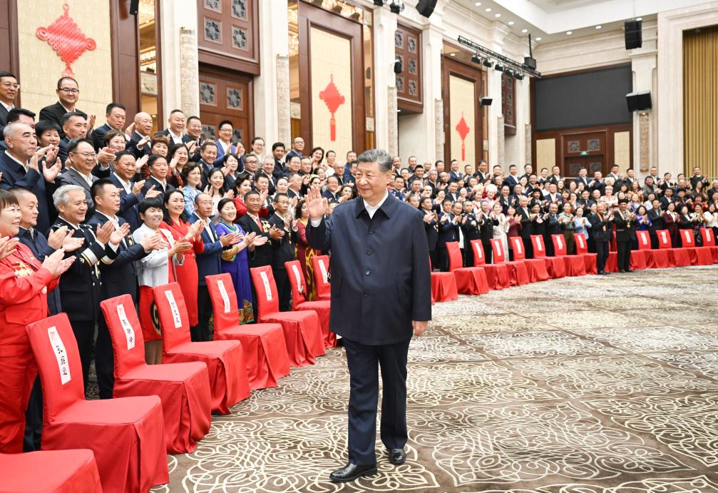 El presidente chino, Xi Jinping, también secretario general del Comité Central del Partido Comunista de China y presidente de la Comisión Militar Central, se reúne con representantes de todos los grupos étnicos y de todos los ámbitos de la vida, en la región autónoma uygur de Xinjiang, en el noroeste de China, en Urumqi, la capital regional, el 23 de septiembre de 2025. (Xinhua/Xie Huanchi)