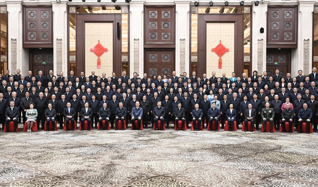 El presidente chino, Xi Jinping, también secretario general del Comité Central del Partido Comunista de China y presidente de la Comisión Militar Central, posa para una fotografía grupal mientras se reúne con representantes de funcionarios locales de varios niveles y de varios departamentos, en Urumqi, en la región autónoma uygur de Xinjiang, en el noroeste de China, el 23 de septiembre de 2025. (Xinhua/Yan Yan)