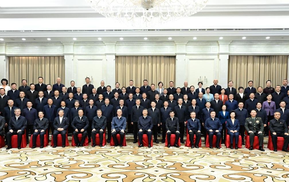 El presidente chino, Xi Jinping, también secretario general del Comité Central del Partido Comunista de China y presidente de la Comisión Militar Central, posa para una fotografía grupal mientras se reúne con los miembros del grupo dirigente del Cuerpo de Producción y Construcción de Xinjiang, en Urumqi, en la región autónoma uygur de Xinjiang, en el noroeste de China, el 23 de septiembre de 2025. (Xinhua/Shen Hong)