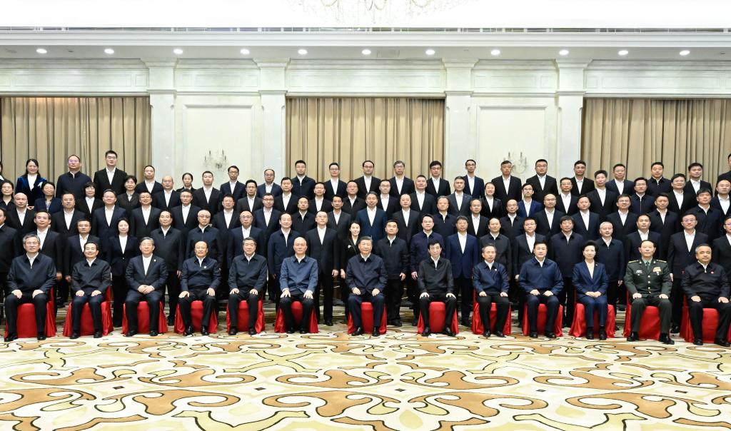 El presidente chino, Xi Jinping, también secretario general del Comité Central del Partido Comunista de China y presidente de la Comisión Militar Central, posa para una fotografía grupal mientras se reúne con representantes de cuadros que vienen a trabajar en Xinjiang desde otras partes del país, en Urumqi, en la región autónoma uygur de Xinjiang, en el noroeste de China, el 23 de septiembre de 2025. (Xinhua/Shen Hong)